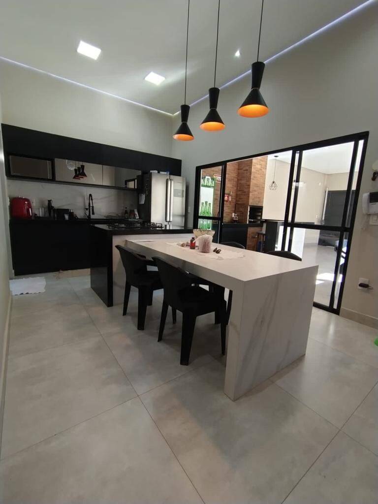 Casa à venda com 3 quartos, 140m² - Foto 1