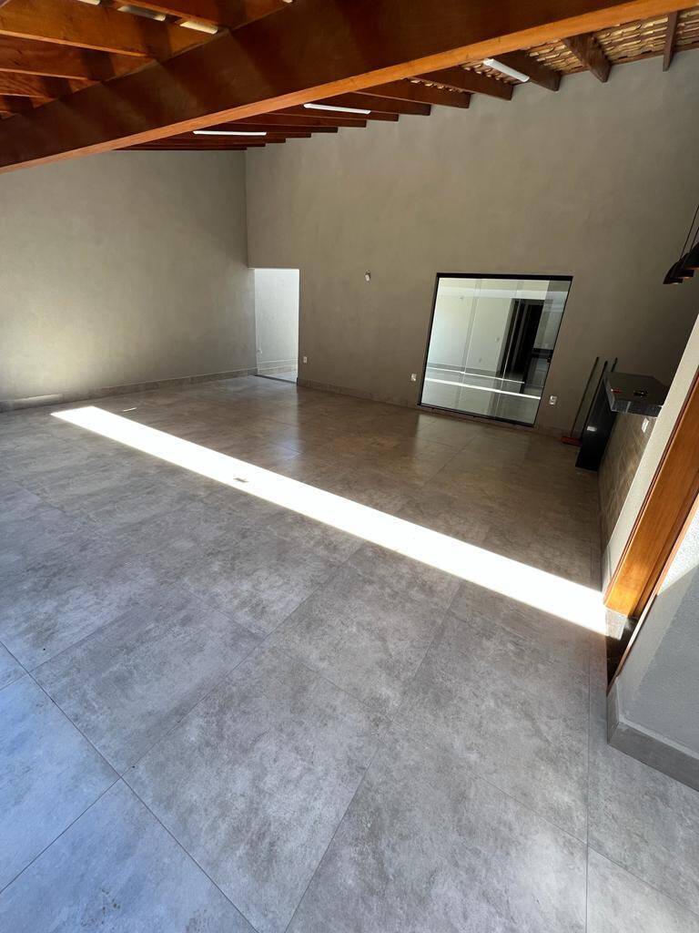 Casa à venda com 3 quartos, 134m² - Foto 1