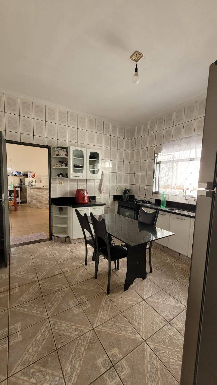 Casa à venda com 2 quartos, 200m² - Foto 4