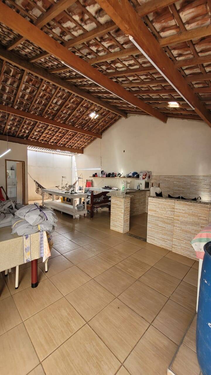 Casa à venda com 2 quartos, 200m² - Foto 1