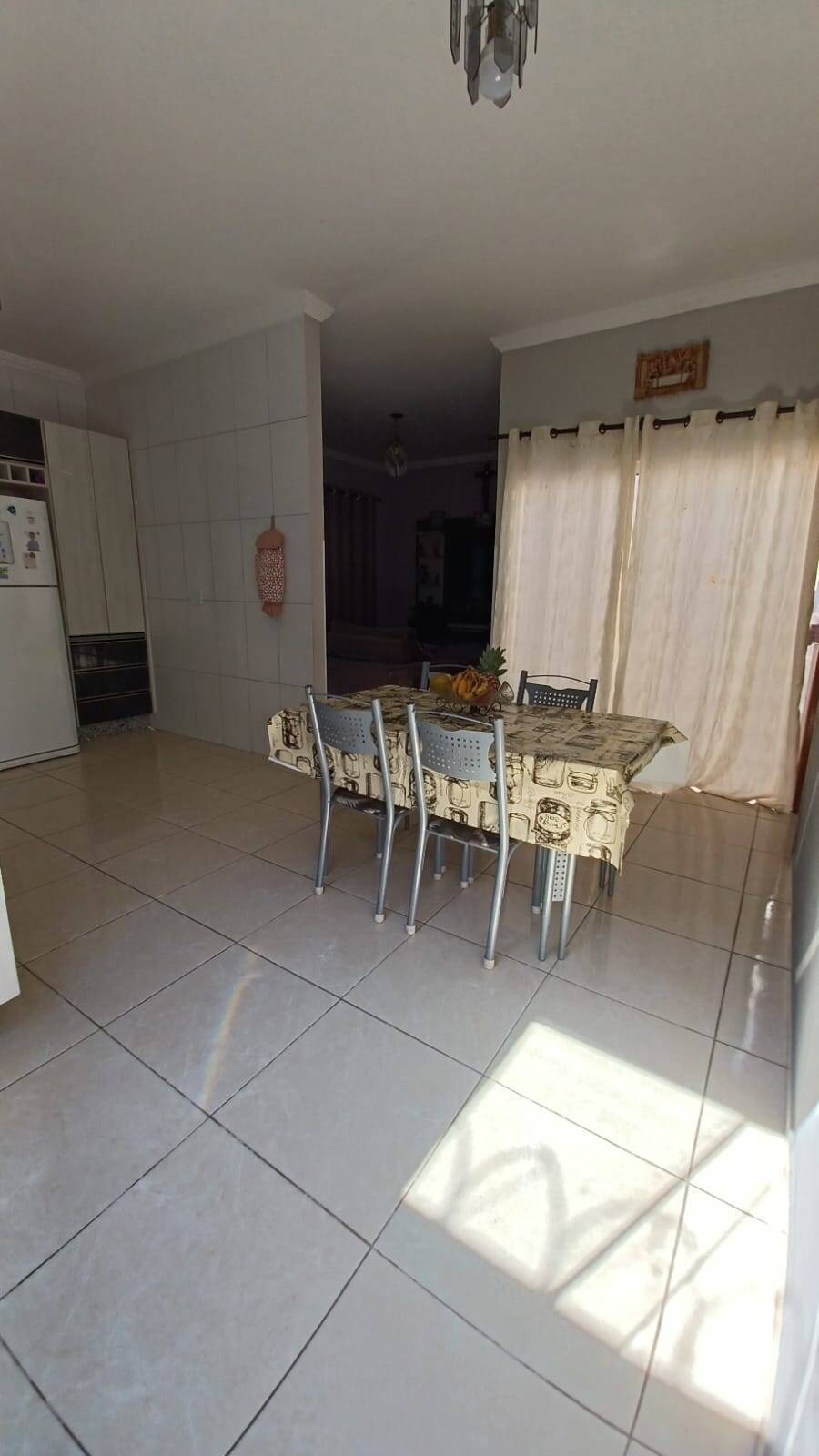 Casa à venda com 3 quartos, 212m² - Foto 1