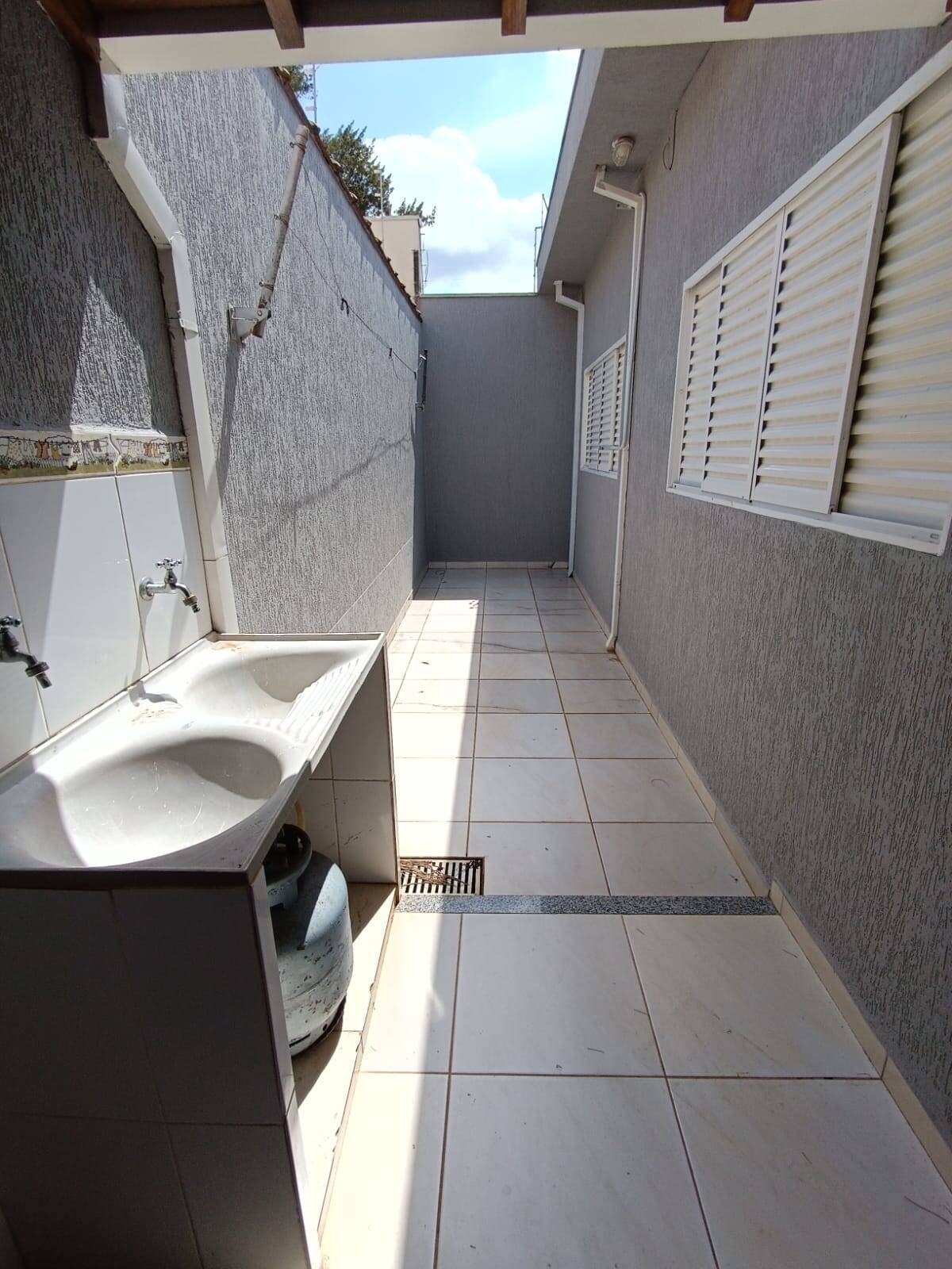 Casa à venda com 2 quartos, 100m² - Foto 2