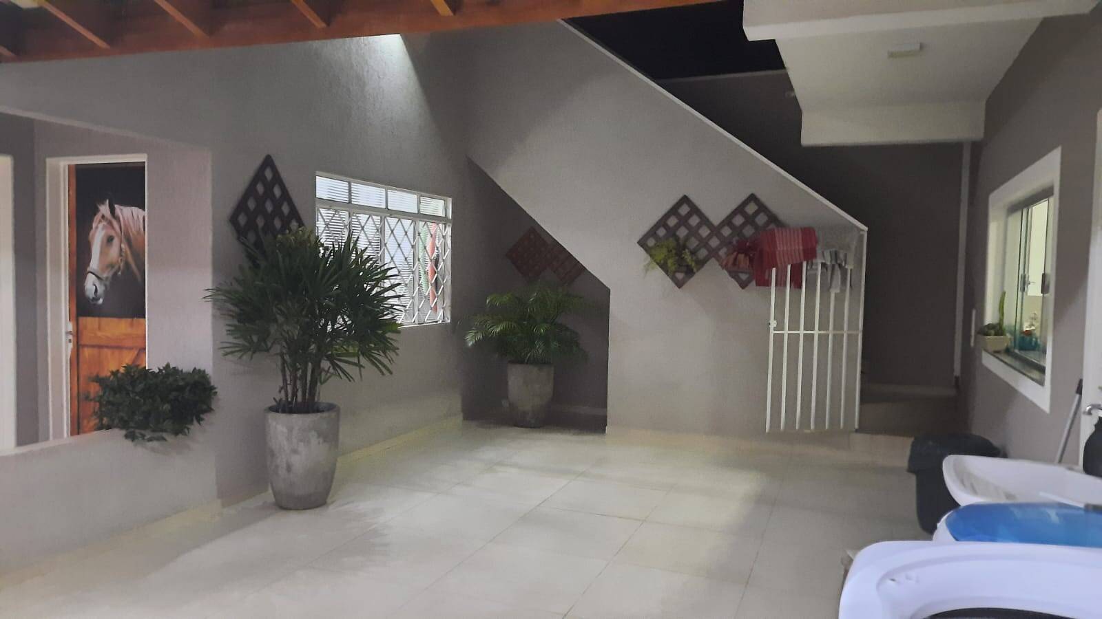 Casa à venda com 3 quartos, 250m² - Foto 1