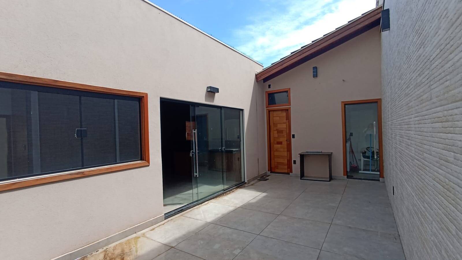 Casa à venda com 3 quartos, 170m² - Foto 2