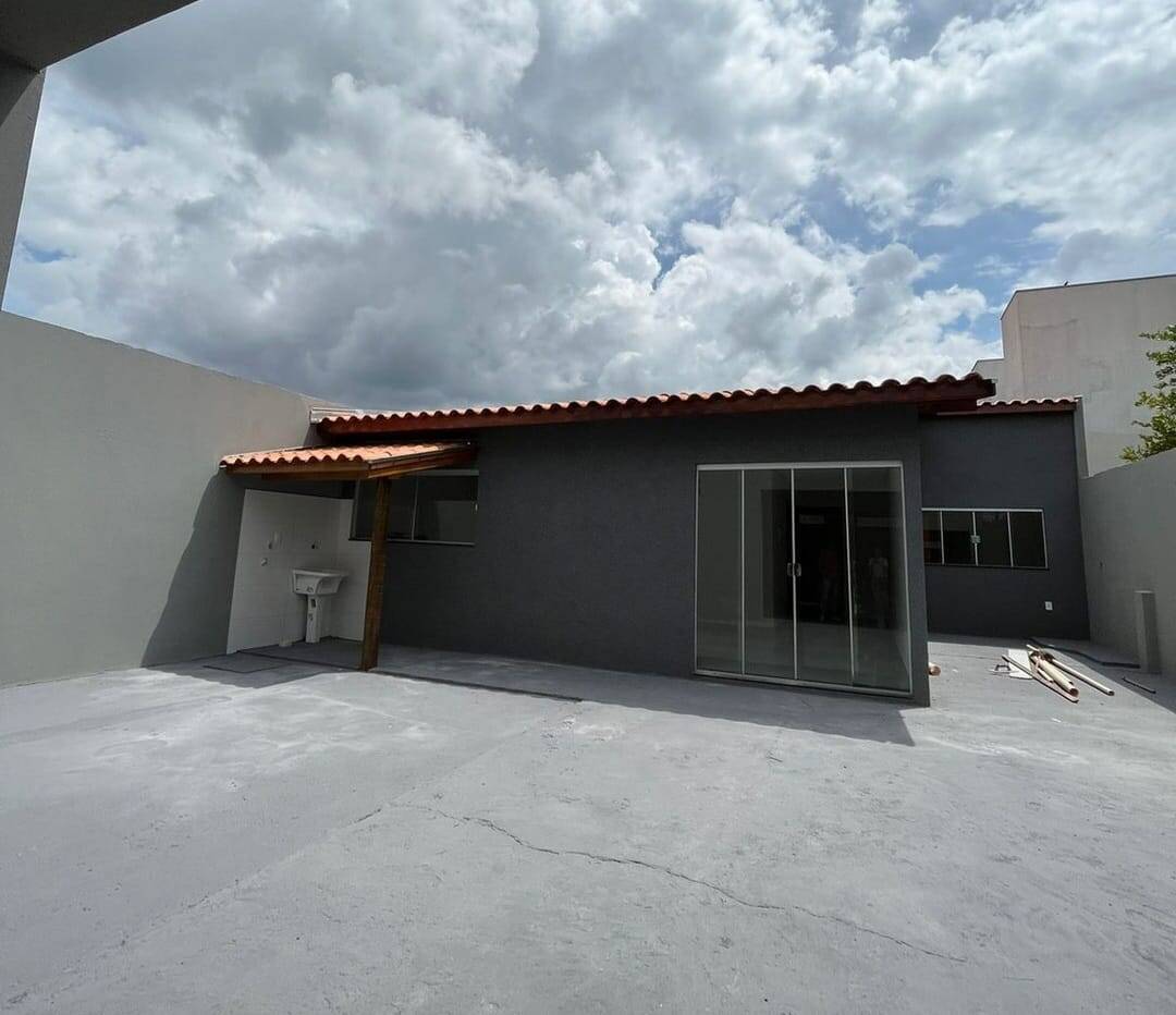 Casa à venda com 2 quartos, 210m² - Foto 1