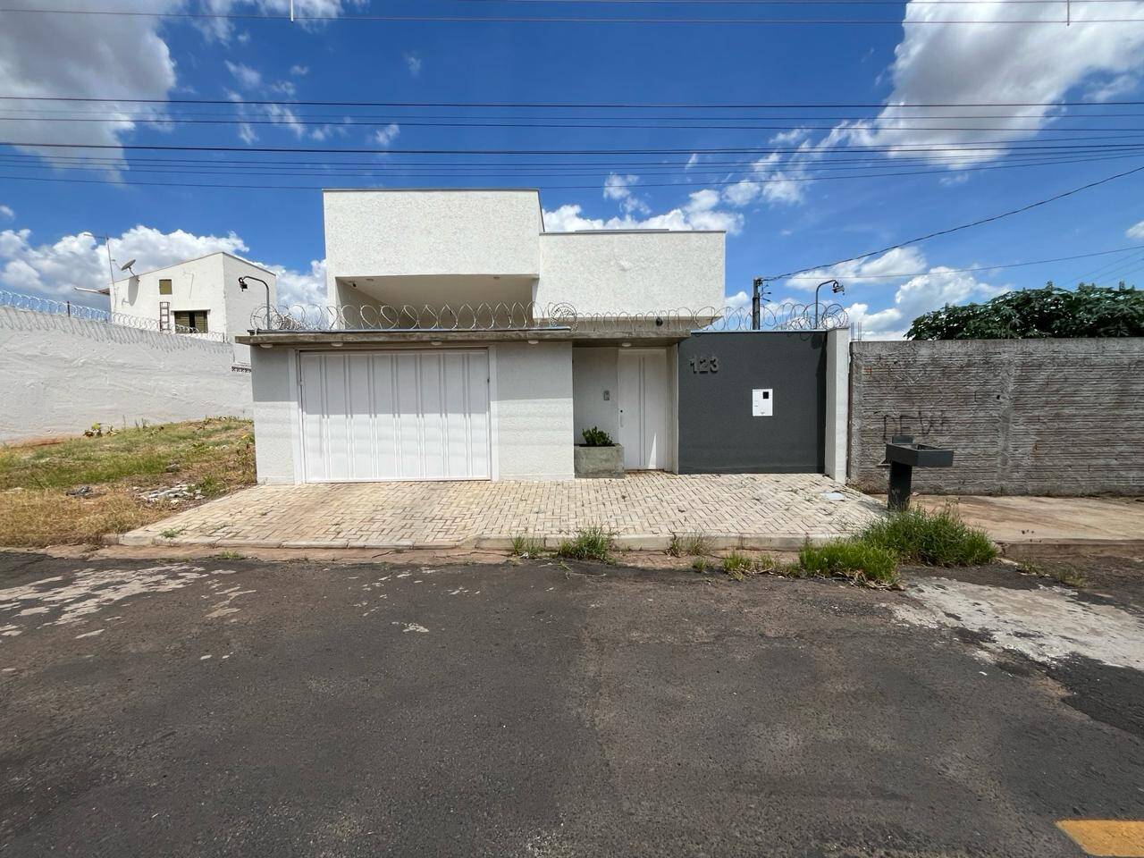 Casa à venda com 3 quartos, 150m² - Foto 1