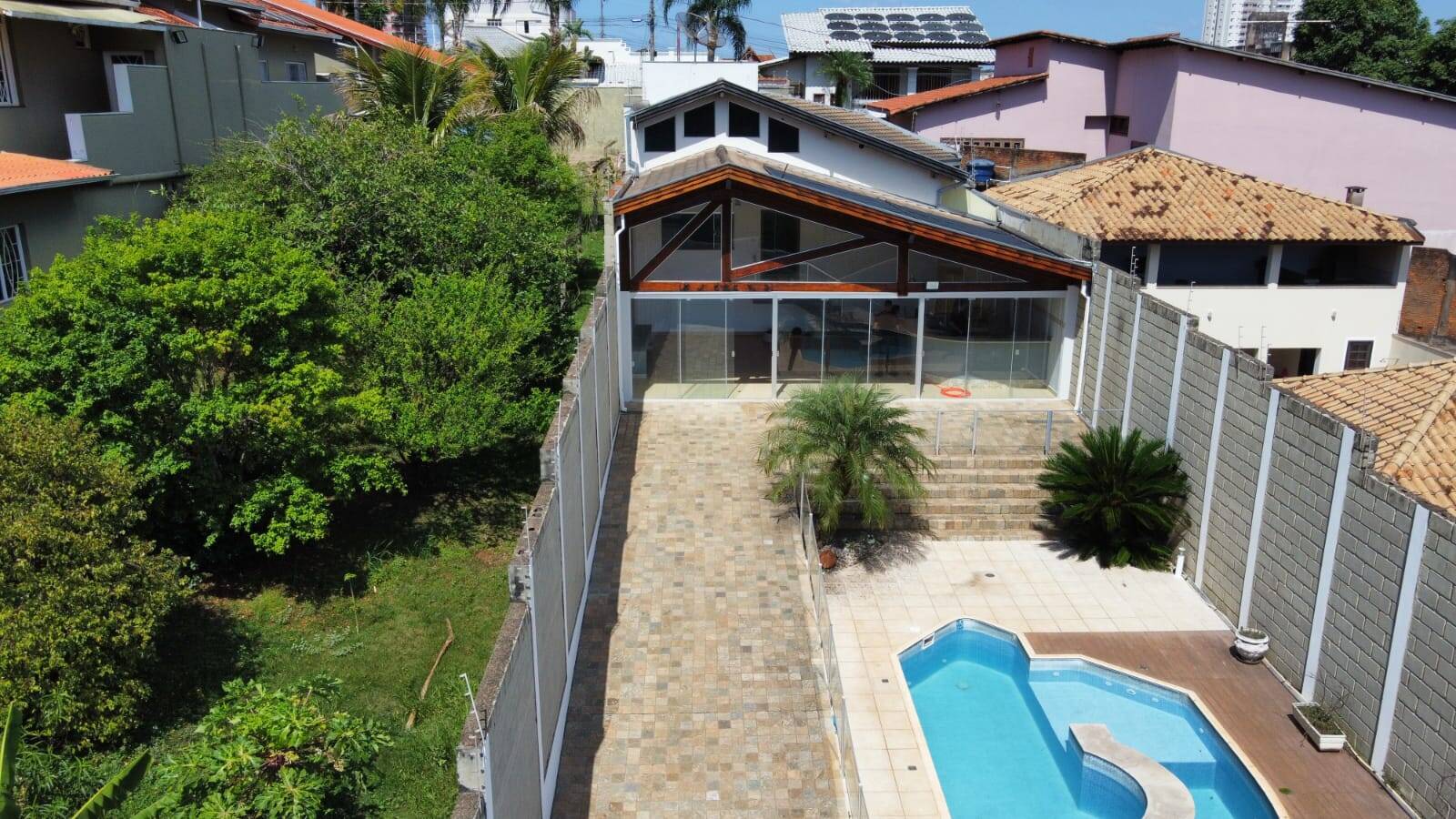 Casa à venda com 3 quartos, 207m² - Foto 2