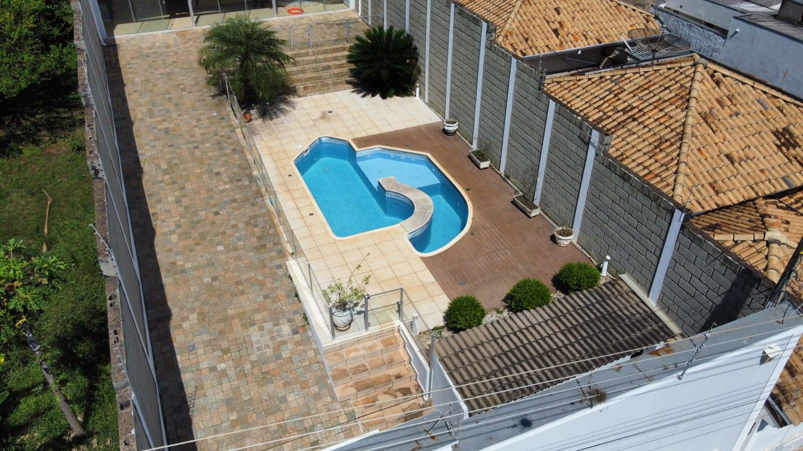 Casa à venda com 3 quartos, 207m² - Foto 1