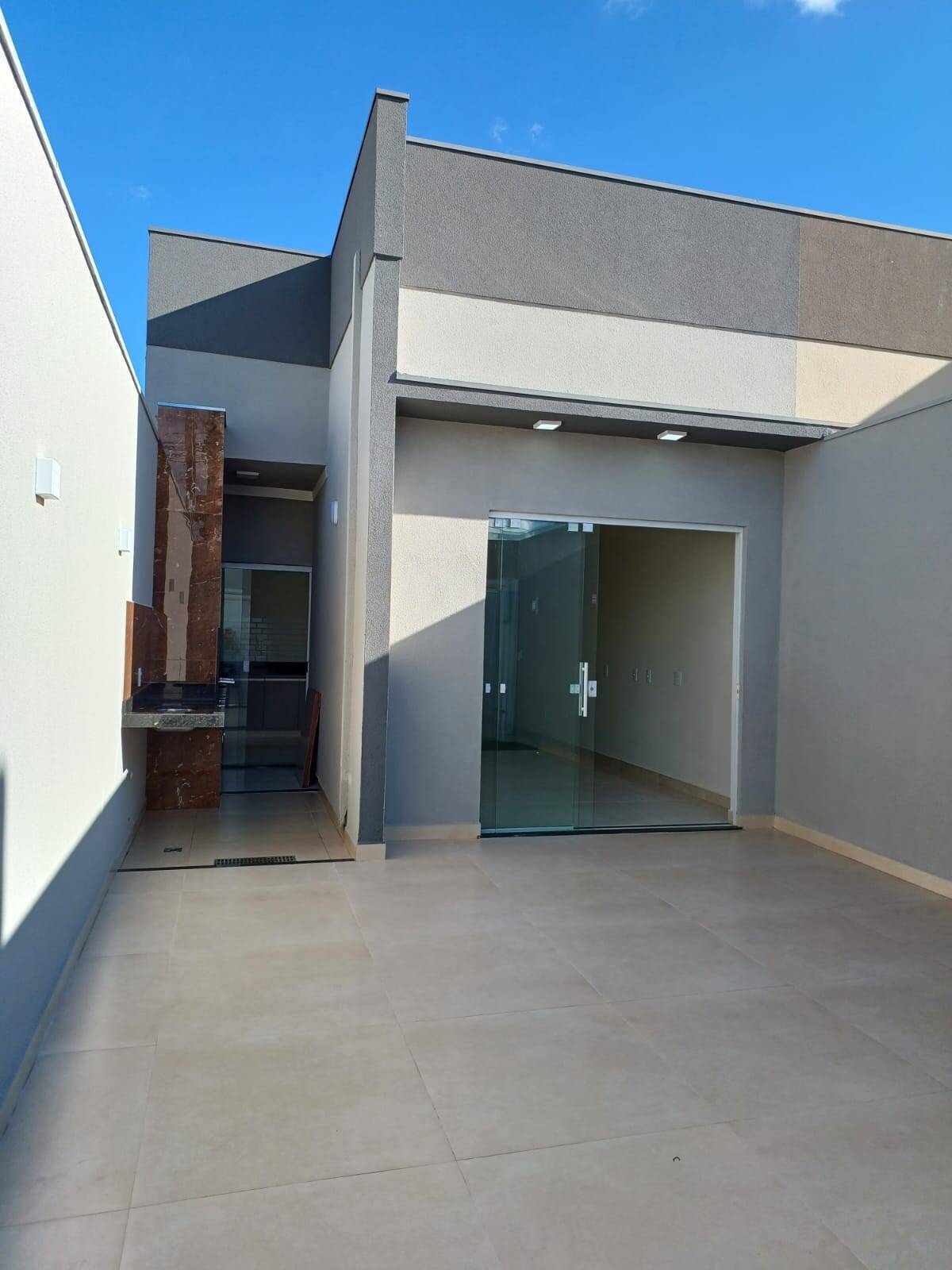 Casa à venda com 3 quartos, 77m² - Foto 1