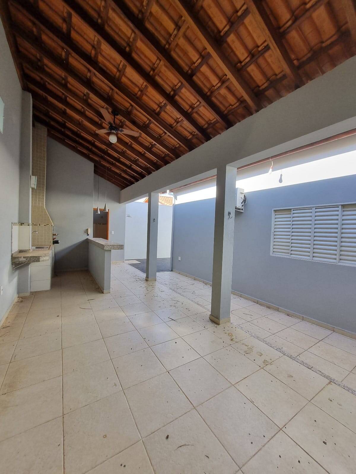 Casa à venda com 3 quartos, 200m² - Foto 2