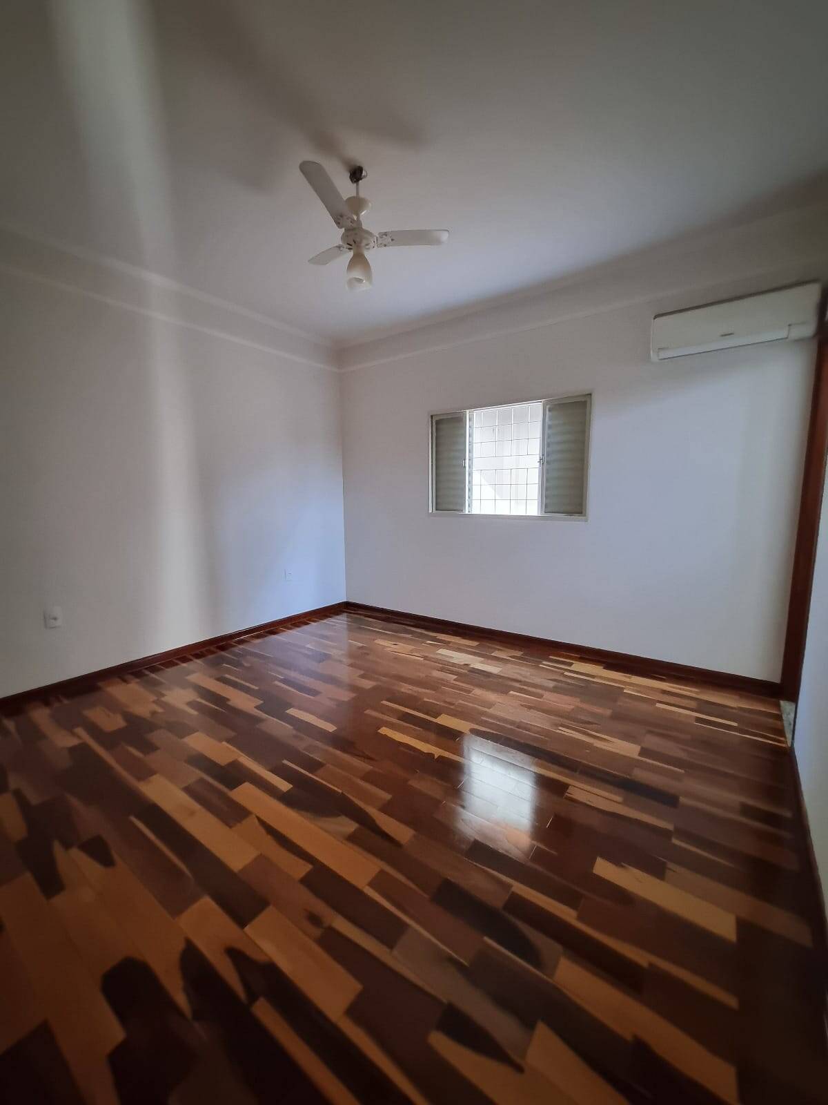 Casa à venda com 3 quartos, 200m² - Foto 3