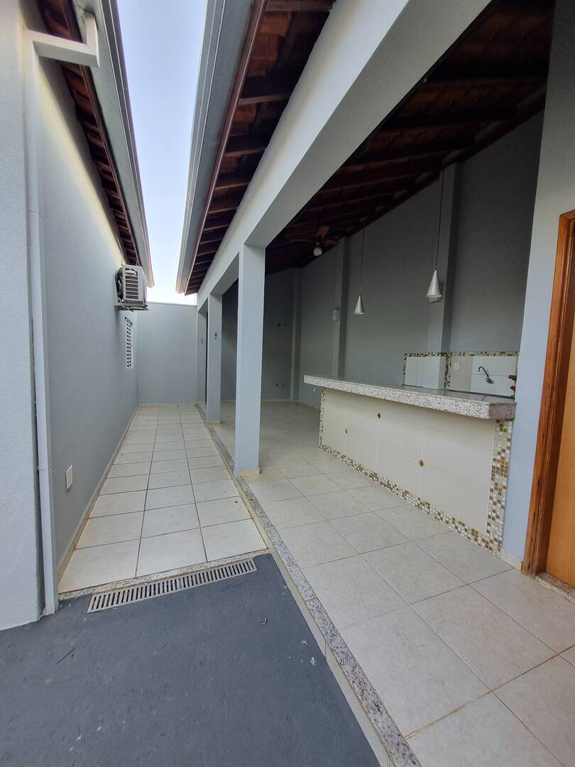 Casa à venda com 3 quartos, 200m² - Foto 1