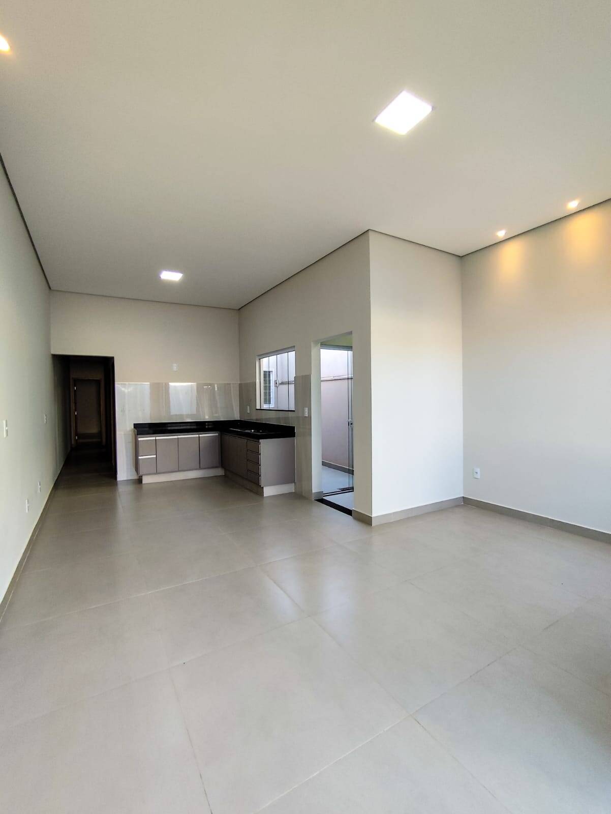 Casa à venda com 3 quartos, 81m² - Foto 1