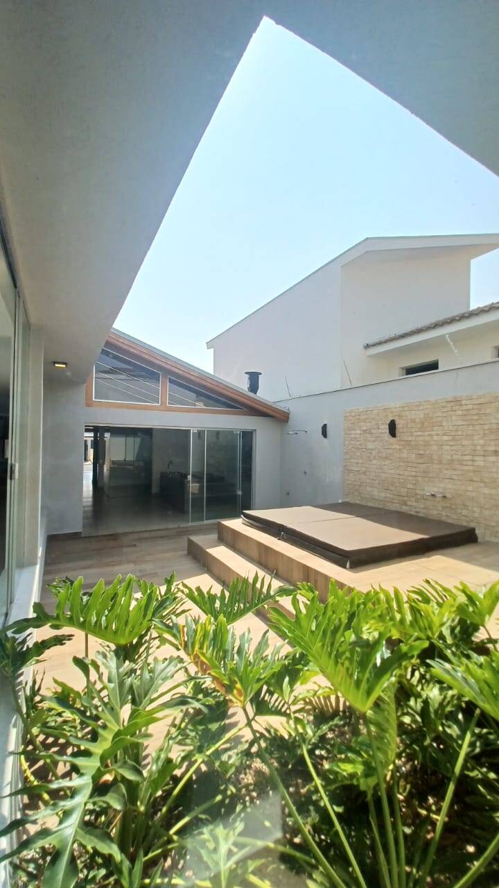 Casa à venda com 3 quartos, 268m² - Foto 1