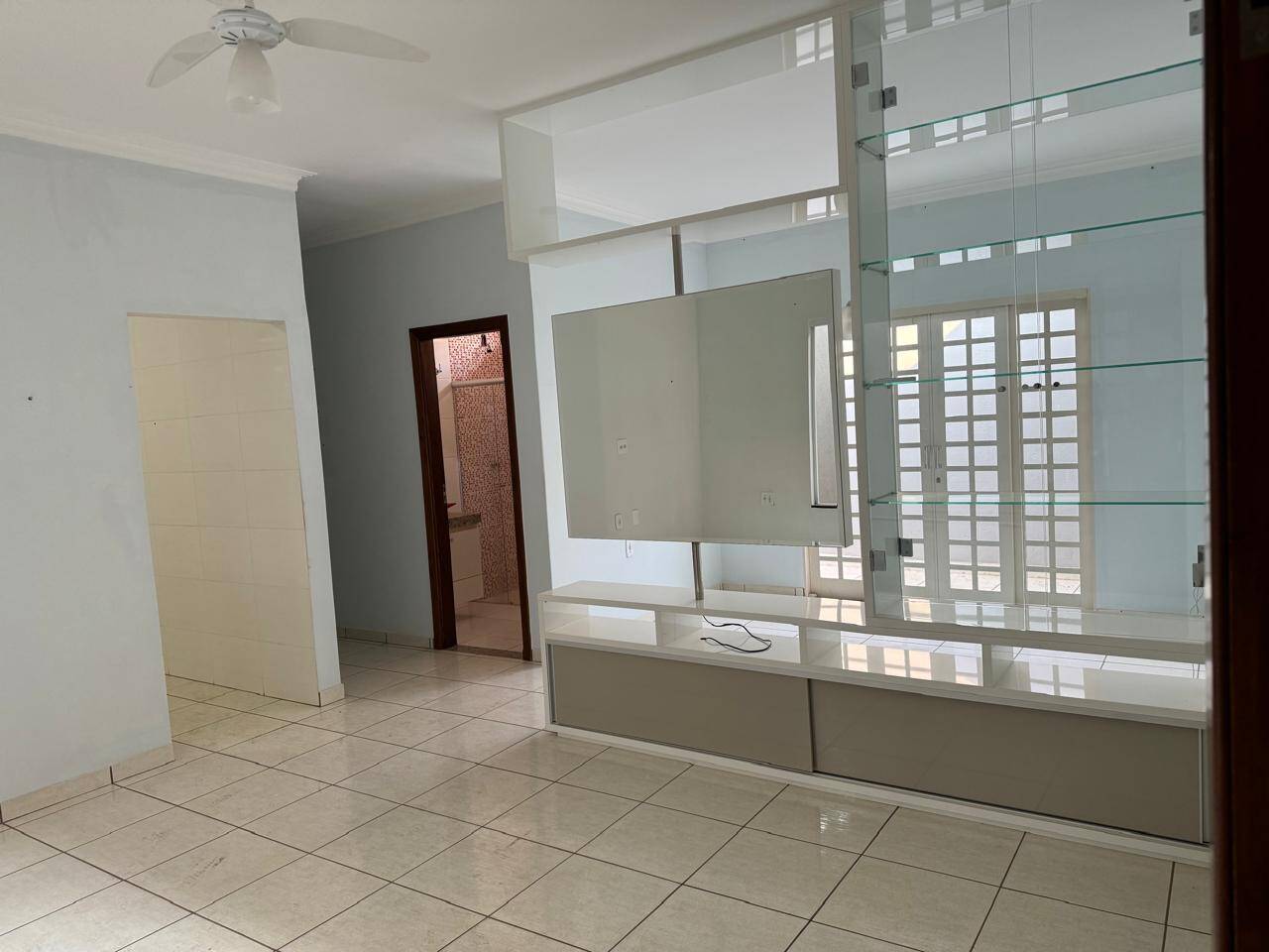 Casa à venda com 2 quartos, 200m² - Foto 1