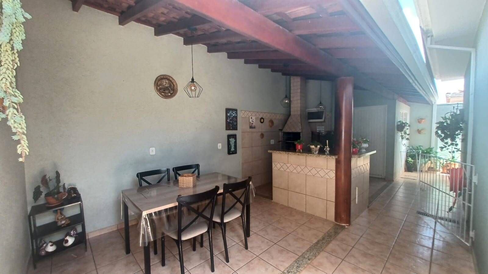 Casa à venda com 3 quartos, 145m² - Foto 1