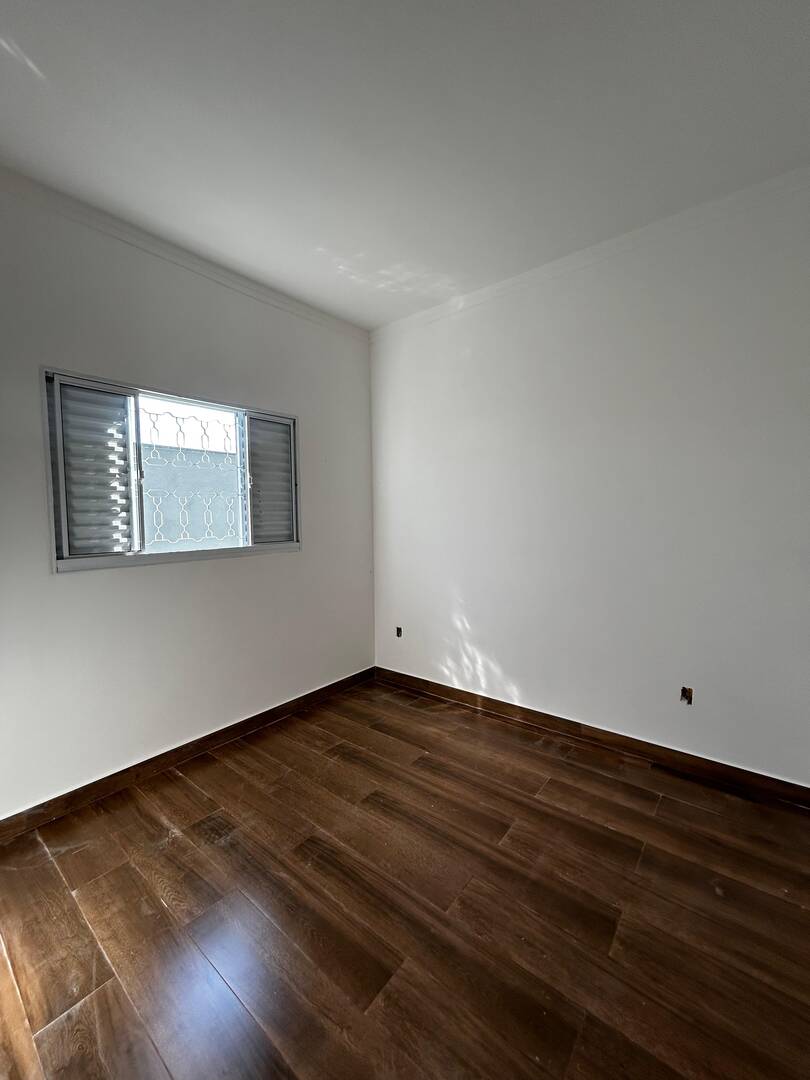 Casa à venda com 2 quartos, 70m² - Foto 4